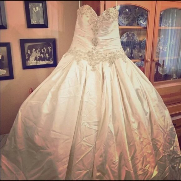 Allure Bridals Dresses & Skirts - COPY - Wedding dress Allure bridal 9003